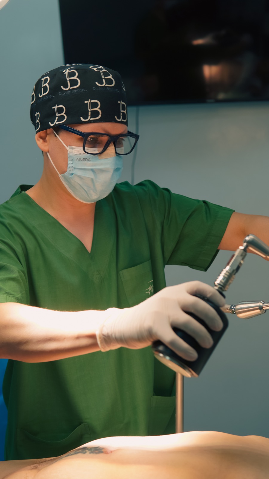 Dr. Juan Barboza realizando cirugía laparoscópica de vesícula