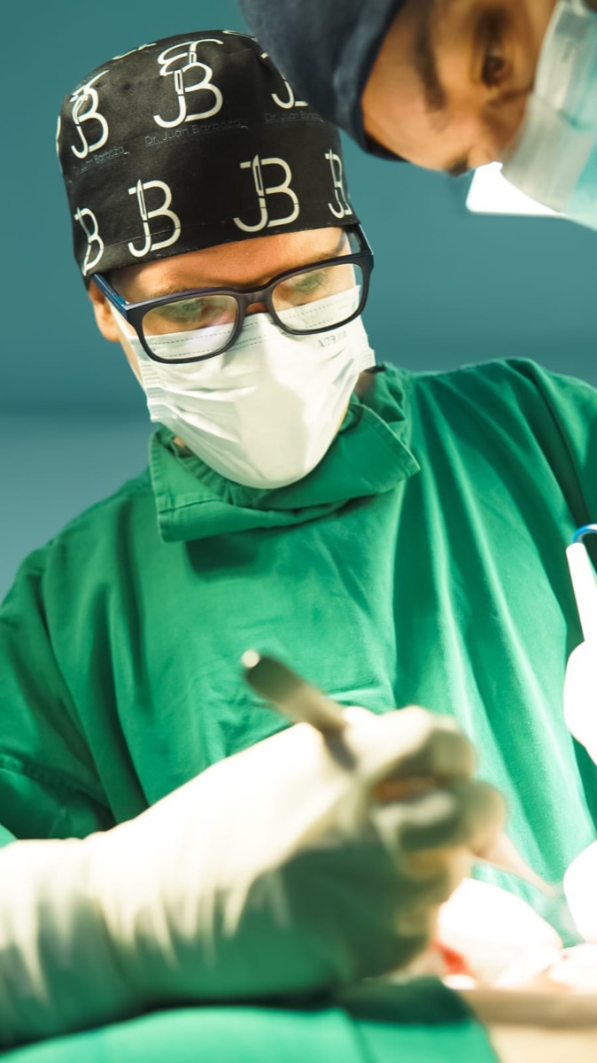 Dr. Juan Barboza en quirófano, especialista en cirugía de hernias
